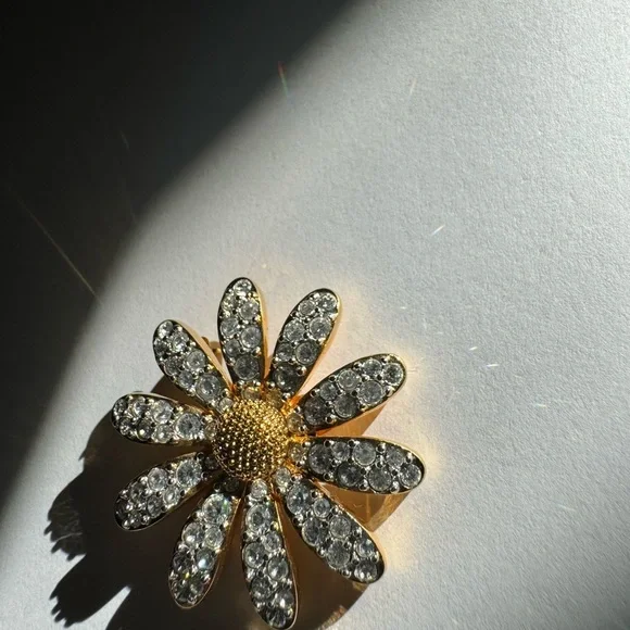 Stunning gold tone SWAROVSKI flower brooch pin - Picture 14 of 14